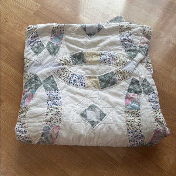 80x80 Gorgeous Vintage Double Wedding Ring Quilt - Needs Repair/Has a Few Stains - Picture 7 of 8